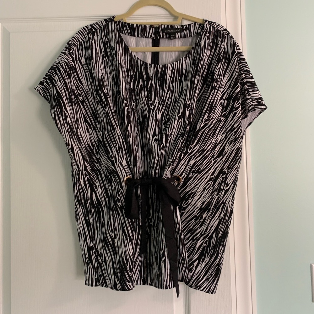 Black and white short sleeve top. Size 18/20. NWOT